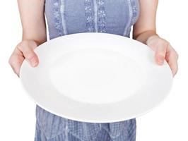 femme tient une assiette blanche vide photo