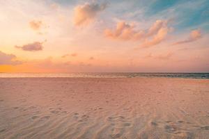 gros plan plage de sable de mer. beau paysage de plage. inspirer l'horizon du paysage marin de la plage tropicale. rêveur coucher de soleil ciel calme tranquille relax coucher de soleil humeur estivale. énergie positive, méditation été île tropicale photo