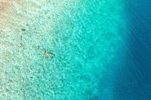 paysage naturel d'été incroyable. superbe plage ensoleillée, modèle de vacances à la plage relaxante, paisible et inspirante. lagon océanique peu profond avec récif de corail et tons bleus étonnants. mer abstraite photo