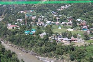 beauté naturelle majestueuse de neelum, vallée, cachemire. La vallée de Neelum est célèbre pour sa beauté naturelle, ses arbres verts luxuriants et ses rivières d'eau propre. photo