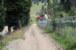 beauté majestueuse de la vallée de neelum, cachemire. La vallée de Neelum est célèbre pour sa beauté naturelle, ses hautes montagnes, ses belles vallées verdoyantes et ses rivières aux eaux cristallines. photo