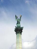 archange gabriel - place des héros, budapest, hongrie photo