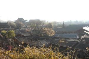 toits de l'ancienne vieille ville historique de lijiang dayan.