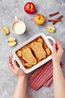 Pouding au pain Casserole de petit-déjeuner à base de pain de blé, d'œufs, de lait et de pommes râpées photo