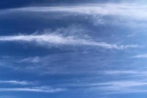 superbe panorama de formation de cirrus dans un ciel bleu profond photo