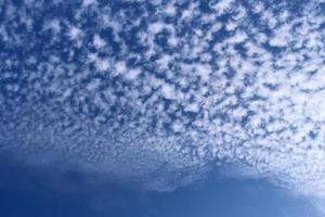 superbe panorama de formation de cirrus dans un ciel bleu profond photo