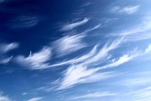 superbe panorama de formation de cirrus dans un ciel bleu profond photo