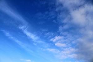 superbe panorama de formation de cirrus dans un ciel bleu profond photo