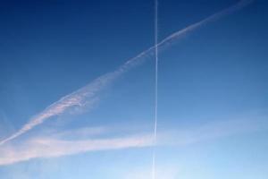 superbe panorama de formation de cirrus dans un ciel bleu profond photo