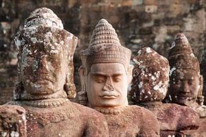 anciennes têtes de dieux hindous à angkor