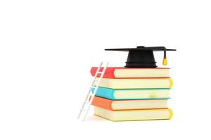 sur l'éducation avec une échelle posée contre une pile de livres avec un chapeau de graduation sur le dessus photo