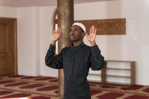 jeune homme musulman africain priant