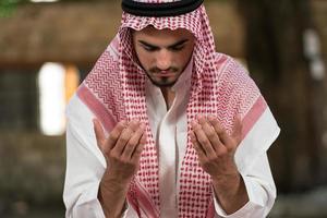 jeune mec musulman priant