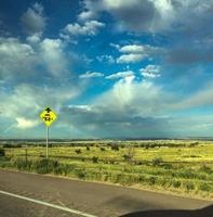 panneaux de signalisation sur la route photo