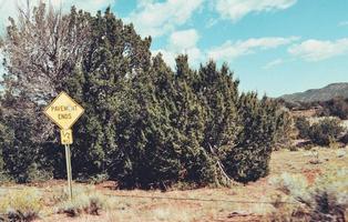 panneaux de signalisation sur la route photo