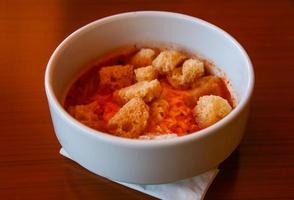 soupe de tomates dans le bol photo