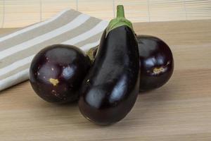 aubergine sur fond de bois photo