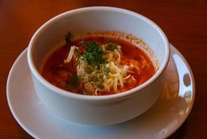 soupe de tomates dans le bol photo