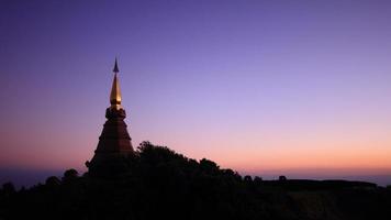 pagode au sommet d'une montagne