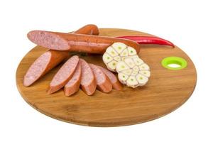 saucisses sur planche de bois et fond blanc photo