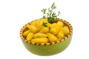 Poivron mariné jaune dans un bol sur fond blanc