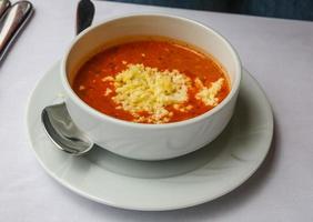 soupe aux tomates sur fond blanc photo