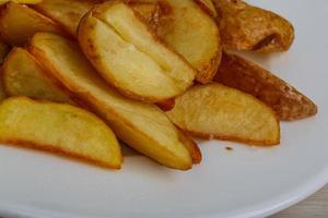 pomme de terre frite dans l'assiette photo