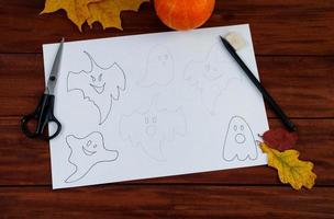 bricolage d'halloween. instructions étape par étape sur la façon de dessiner des fantômes amusants. photo