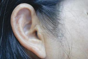 bouchent les oreilles femme asiatique. photo