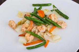 salade de crevettes dans l'assiette photo