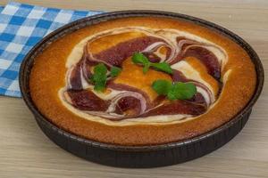 Gâteau aux fruits sur fond de bois photo