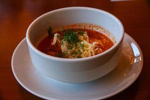 soupe de tomates dans le bol photo