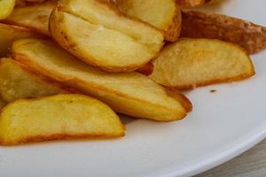 pomme de terre frite dans l'assiette photo