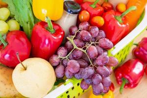 fruits et légumes frais dans un panier vert photo