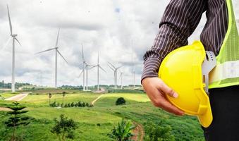 ingénieur ouvrier sur le chantier de construction de la centrale éolienne photo