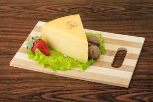 fromage parmesan sur planche de bois et fond en bois photo