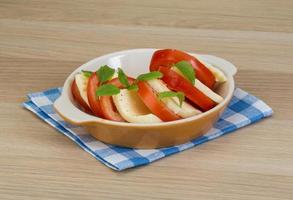 Caprese dans un bol sur fond de bois photo