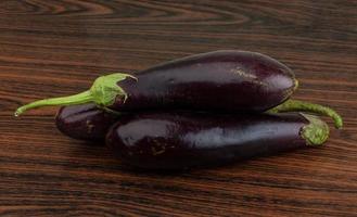 aubergine sur fond de bois photo