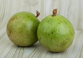 sapote sur fond de bois photo