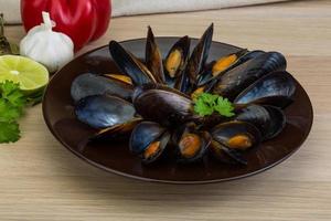 moules sur la plaque et fond en bois photo