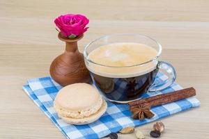 macaron délicieux sur fond de bois photo