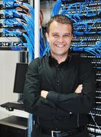 jeune ingénieur informatique dans la salle des serveurs du centre de données photo