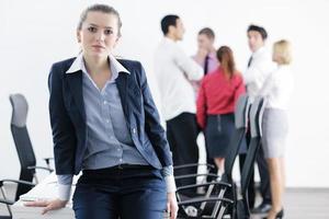 femme d'affaires debout avec son personnel en arrière-plan photo