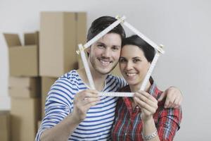 jeune couple emménageant dans une nouvelle maison photo