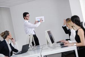 groupe de gens d'affaires travaillant dans le bureau de la clientèle et du service d'assistance photo