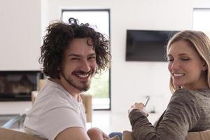 vue arrière du couple regardant la télévision photo