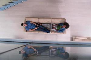 jeune couple multiethnique se détend dans la vue de dessus du salon photo