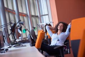 jeune femme d'affaires au bureau photo