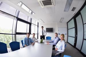 gens d'affaires lors d'une réunion au bureau photo