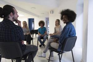 équipe commerciale de démarrage multiethnique en réunion photo